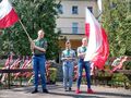 Harcerze trzymają flagę 