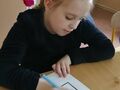 9. Uczennica wykonuje zadanie z zakresu higieny 