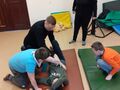 9.Ratownik pokazuje prawidłową bezpieczną pozycje ciała boczną ustaloną pozostali uczniowie przyglądają się