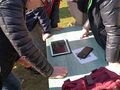 Uczeń z klasy pp rozwiązuje zadania związane z wiosną z pomocą tabletu. Pomagają mu dwie .nauczycielki i kolega z klasy.