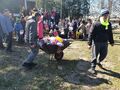 Wszyscy poszukiwacze oznak wiosny zebrali się pod sceną w parku aby pożegnać marzannę która zostanie wywieziona przez ucznia daleko w park. 