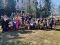 Wszyscy uczestnicy zabawy wiosennej wraz z Paniami Dyrektor i nauczycielami zebrali się na scenie do wspólnego zdjęcia. W rękach trzymają kartki