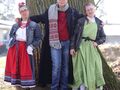 10 Mateusz Oliwia i Liwia stoją przed drzewem chłopiec stoi pomiędzy dziewczynkami