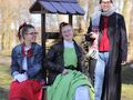 5 2 Oliwia Liwia i Mateusz pozują przy studni dziewczynki siedzą na studni a chłopiec stoi obok