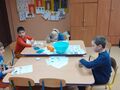 1. Dzieci dowiadują się co jedzą ptaki zimą siedzą przy stole
