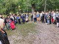 2 Uczniowie razem z nauczycielami i opiekunami stoją w parku
