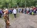 3 Dyrekcja uczniowie nauczyciele i pracownicy stoją w parku
