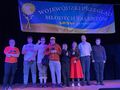 5. Uczniowie stoją na scenie mają uniesione kciuki 