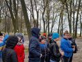 uczniowie droga krzyzowa w parku
