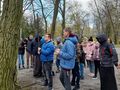 uczniowie podczas drogi krzyżowej w parku