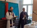 Dwóch księży odprawia Mszę Świętą