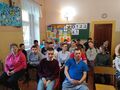 uczniowie podczas rekolekcji siedzą w klasie na krzesłach 6