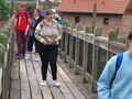 2. Uczniowie zwiedzaja zagrody ze zwierzetami
