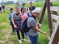 5. Uczniowie graja na instrumenice zrobionym z drewna