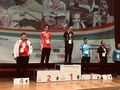 Olimpijczycy pozują do zdjęcia podczas ceremonii medalowej na podium