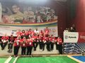 Zdjęcie grupowe kadry Oddziału Regionalnego Olimpiad Specjalnych Polska Wielkopolskie Konin w hali startowej