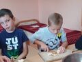 4. Uczniowie kroją owoce na sałatkę 