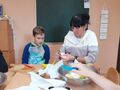 6. Opiekun pomaga uczniom obierać owoce 