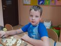 7. Uczeń kroi babana na sałatkę 