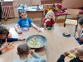 8. Uczniowie jedzą salatkę owocową 