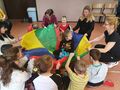 2. Dzieci bawią się chustą klanzy 