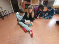 3. Dzieci łapią papierową kulę śnieżną za pomoca klamerki 