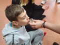 4. Uczeń wącha produkt w słoiczku cynamon 