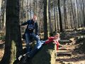 Zadowoleni uczniowie odpoczywają na szlaku