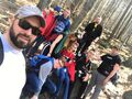 grupa uczniow wraz z nauczycielami w drodze na Ślężę