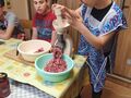 4. Oliwia podejmuje próbe mielenia mięsa przez maszynkę
