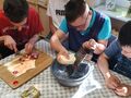 7. Bartosz trze ser żólty na tarce