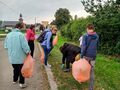 1 Uczniowie zbierają śmieci z trawy