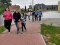 2 Uczniowie z nauczycielami idą na spacer