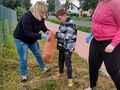 3 Uczniowie z nauczycielem zbierają śmieci