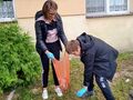 4 Uczeń z nauczycielem zbierają śmieci