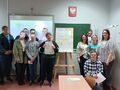 1. Uczestnicy spotkania którego tematyką był czerniak z dyplomami w dłoniach 
