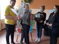 3. Wręczenie nagrody chłopcu który zajął 3 miejsce w konkursie plastycznym 
