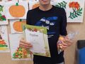 8. Uczeń z dyplomem za udział w konkursie plastycznym 