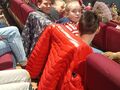 Dzieci z niecierpliwością czekają na występ 