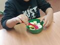 6 Uczeń przygotowujący się do zjedzenia sałatki owocowej 