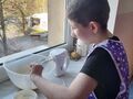 3 Chłopiec robi ciasto na oponki serowe
