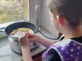 7 Chłopiec smaży mini pączki