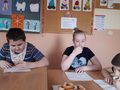 8 Dzieci jedzą oponki serowe