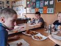 9 Uczniowie jedzą oponki serowe i pączki