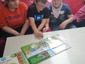 Wychowankowie uczestniczą w grach na temat ekologii 