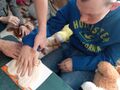 2. Uczeń odbija rękę w sercu z masy solnej 