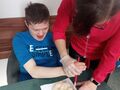 5. Uczeń z pomoca n la maluje farbami 