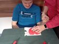 6. Uczeń z pomocą n la odciska rękę w masie 