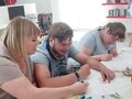 Nauczyciel pomaga uczniowi kolorować rysunek 