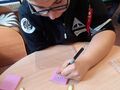 1. Chłopiec wykonuje kwiatka na stole króliczki wielkanocne